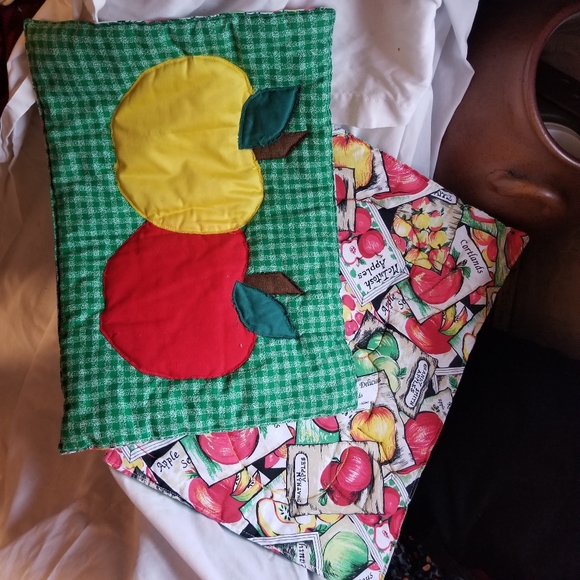 Vintage Quilted Apple Placemats - 2 sided - Farmhouse Handmade Patchwork - Picture 2 of 3